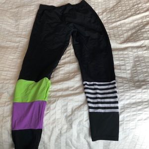 Super cute color block leggings!